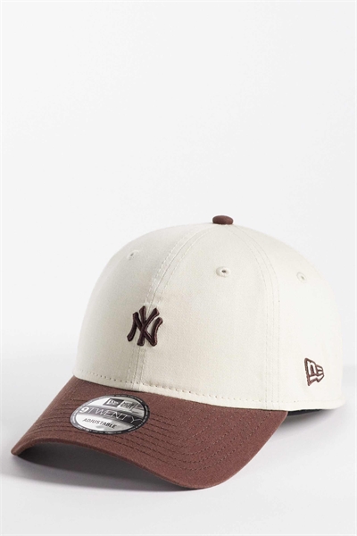 Кепка NY Yankees 9twenty с мини-логотипом и контрастным козырьком кремового/коричневого цвета артикул 154894918