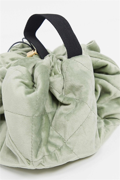 Косметичка с завязками от The Flat Lay Co. — бархат цвета шалфея артикул 1831069