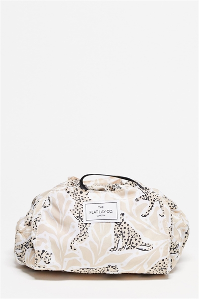 Эксклюзивная косметичка на шнурке от The Flat Lay Co. и ASOS артикул 133774612