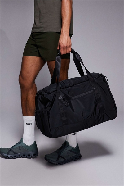 Спортивная сумка с ремнем через плечо и карманами на молнии, черного цвета артикул 150743196
