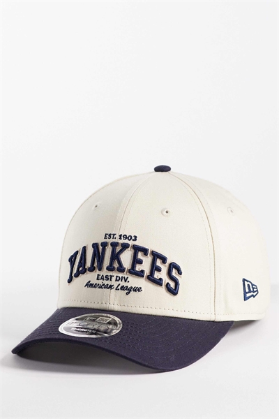Кепка NY Yankees 9forty с логотипом и контрастным козырьком кремового/темно-синего цвета артикул 154894936