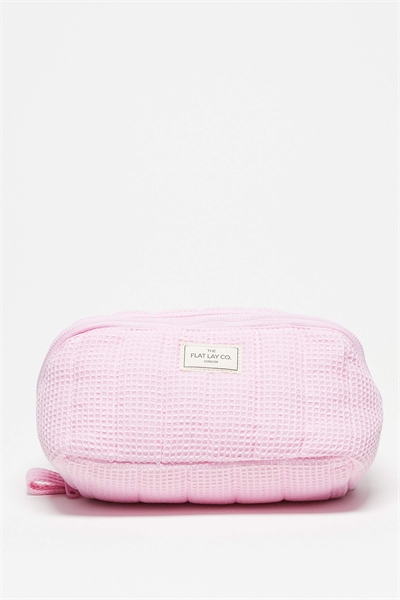 Эксклюзивная косметичка Flat Lay Co. x ASOS в стиле «флэт-лэй» с рисунком «зефир» — розовый вафельный принт артикул 147904239