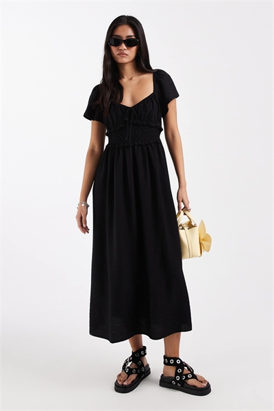 Платье средней длины с рюшами артикул 152320260