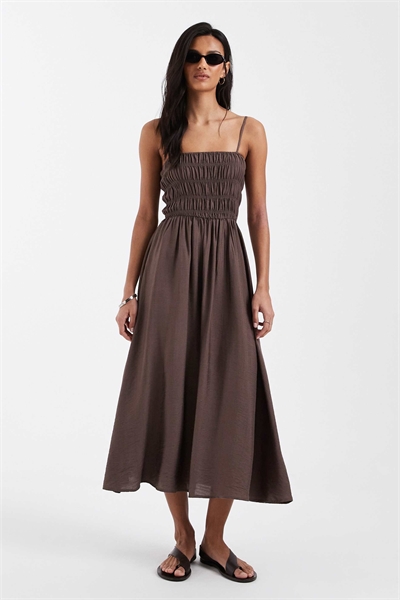 Коричневое платье-сарафан с бретелями и сборками артикул 152117210