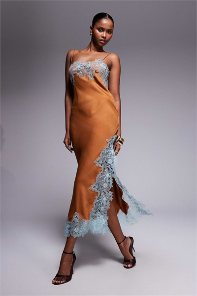 Ажурное атласное платье-комбинация с косой бейкой, коричнево-синего цвета артикул 154642937