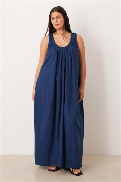 ASOS DESIGN Curve макси-платье из поплина с рюшами на вырезе, темно-синее артикул 152702072