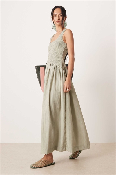 Макси-сарафан с волнистым вырезом и сборками на талии артикул 152231897