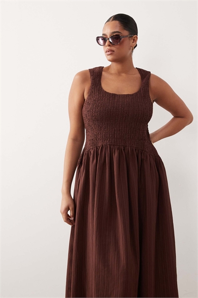 ASOS DESIGN Curve макси-сарафан с воланами, вырезом и сборками на талии, шоколадного цвета артикул 152155925