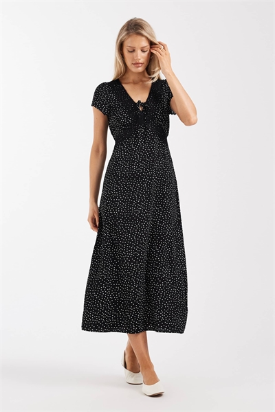Платье средней длины с завязкой спереди и кружевными деталями, с черным принтом в горошек артикул 152117225
