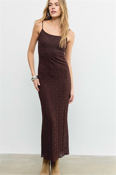 Бледно-коричневое платье-миди с бретелями из кружева артикул 156249473