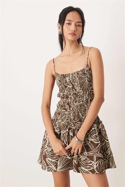 Мини-сарафан из гофрированной ткани с драпировкой и заниженной талией артикул 152197683