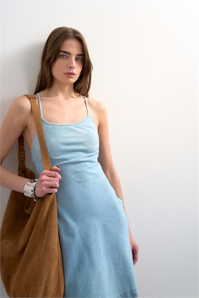 Джинсовое мини-платье-свинг с бретелями артикул 148853853