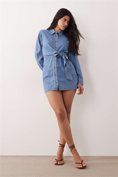 Мини-платье из джинсовой ткани с запахом артикул 153152630