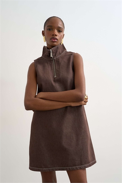 Джинсовое платье с воротником-воронкой и завязками на талии, шоколадно-коричневого цвета артикул 155002166