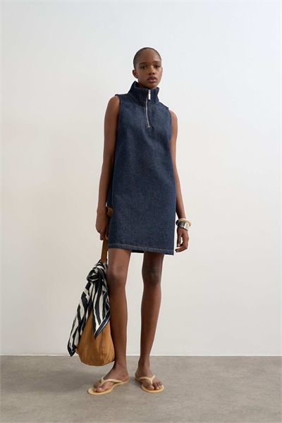 Джинсовое платье с воротником-воронкой и фартуком, синий оттенок артикул 155002333