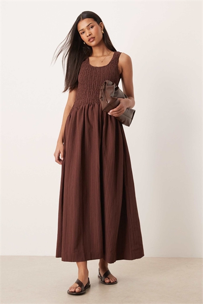 Макси-сарафан с волнистым вырезом и сборками на талии артикул 151966740