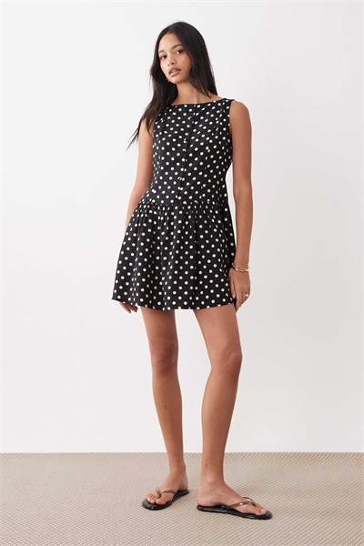 Мини-платье с заниженной талией, с разрезом на горловине и пуговицами, в монохромную гороховую клетку артикул 152117227