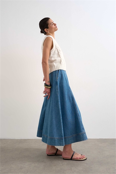 Джинсовая длинная юбка-макси средне-синего цвета артикул 140988482