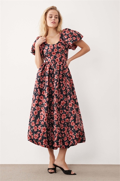 Платье средней длины с цветочным жаккардовым принтом и буфчатыми рукавами артикул 155587871