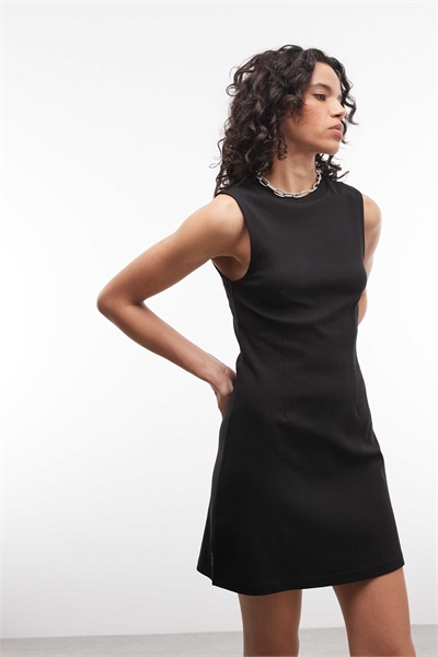 Мини-платье без рукавов с затянутой талией артикул 155704353