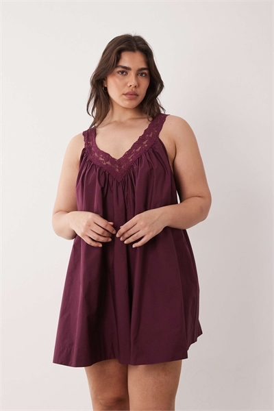 ASOS DESIGN Curve Мини-сарафан с V-образным вырезом из поплина с кружевной накладкой цвета сливового вина артикул 152800981