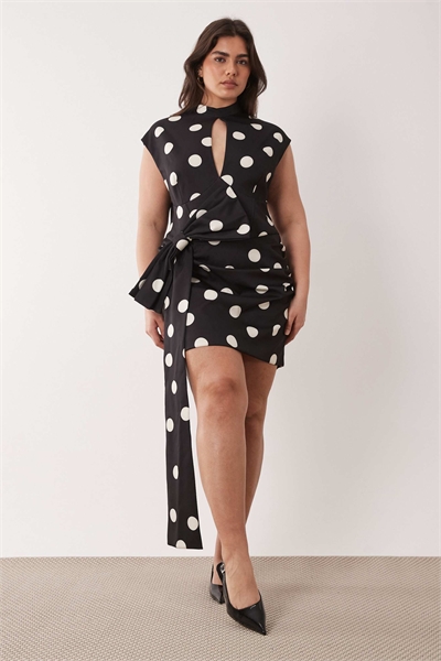 Мини-платье с криволинейным узором в горошек, большим бантом и драпировкой, черного цвета артикул 152627645
