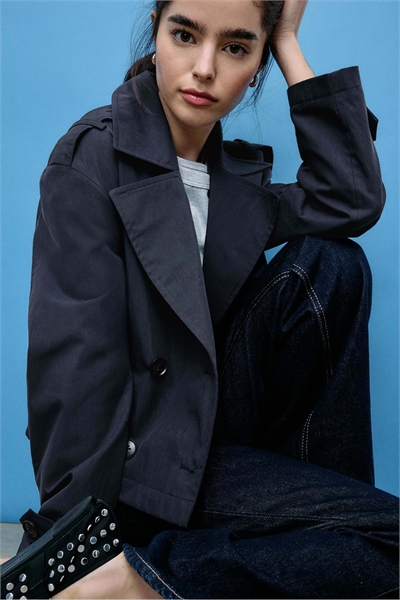 Короткий двубортный тренч темно-синего цвета артикул 156183662