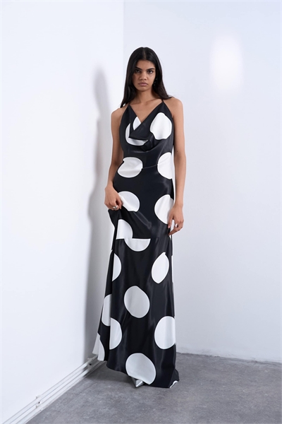 Нарядное платье с капюшоном и монохромным принтом в горошек артикул 149789496