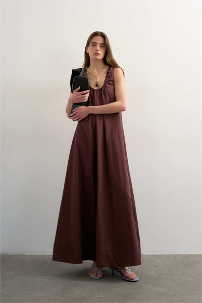 Макси-платье из поплина с рюшами на горловине, шоколадного цвета артикул 149622772