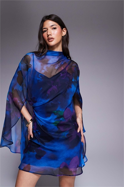 Мини-платье с высоким воротником, драпировкой спереди и рукавами-крыльями артикул 153729302