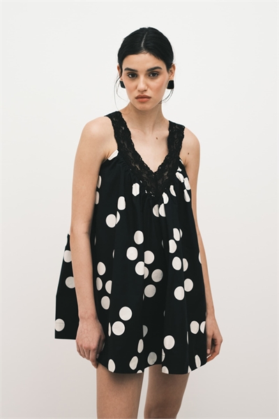 Мини-сарафан из поплина с V-образным вырезом и кружевной накладкой артикул 152830666