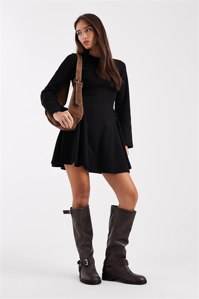 Сверхмягкое мини-платье с длинными рукавами и годетами артикул 149833830