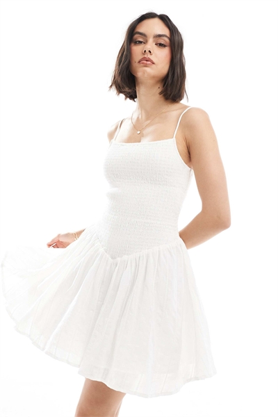 Короткое платье на бретелях цвета экрю артикул 149401018