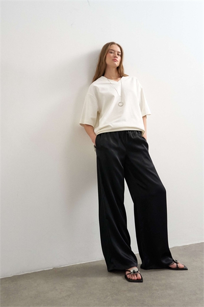 Простые брюки с атласным поясом и широкими брючинами черного цвета артикул 154311487