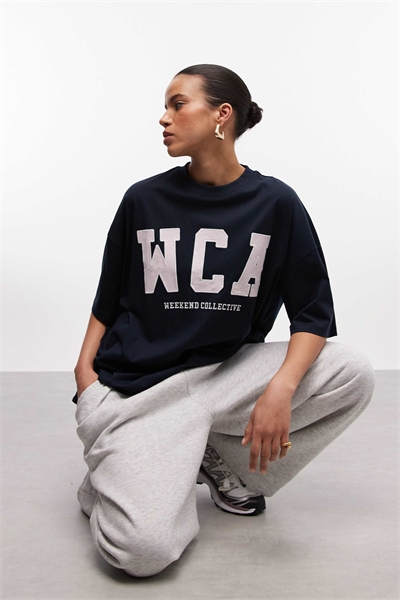 Оверсайз-футболка Weekend Collective Icon с графическим рисунком в стиле «варсити» темно-синего цвета артикул 151265509