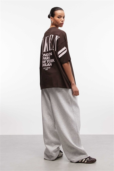 Оверсайз-футболка Weekend Collective Icon с логотипом на спине шоколадного цвета артикул 151265513