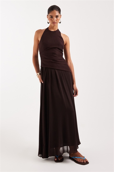 Льняное макси-платье без рукавов из шифона шоколадного цвета артикул 153251608