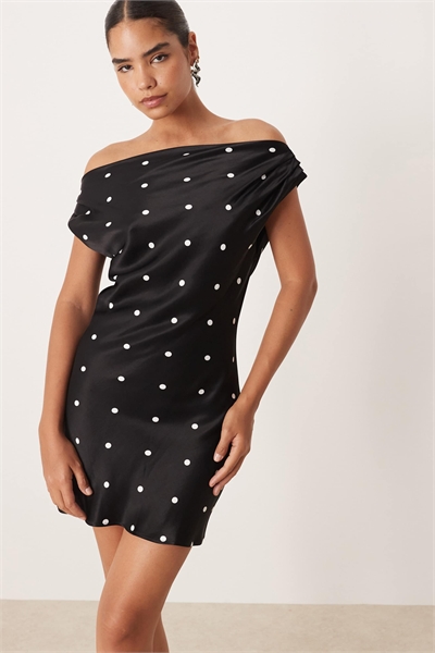 Мини-платье с одним плечом из атласа артикул 151957946