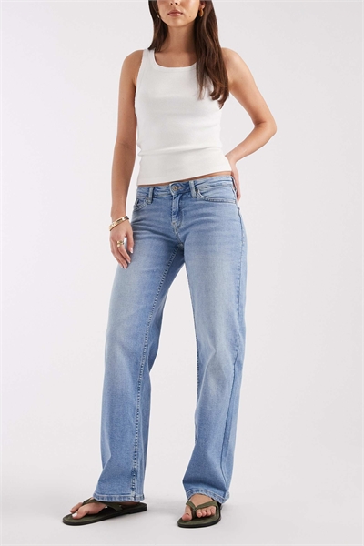 Джинсы Judy с низкой посадкой и широкими брючинами, светло-голубого цвета артикул 155231643