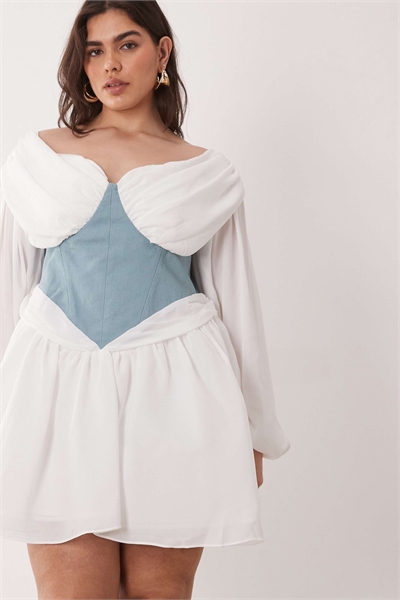Белое мини-платье с открытыми плечами из тюля и корсетной талией синего цвета артикул 152226216