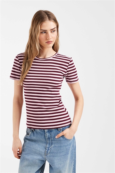 Футболка с короткими рукавами и ребристым воротником в розово-бордовую полоску артикул 154694214