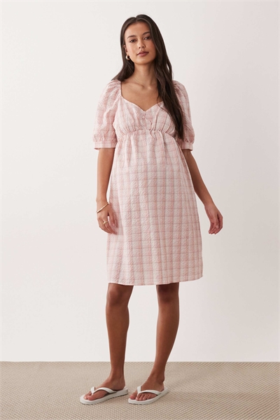 Платье для беременных от Mamalicious из ткани «сирсакер» с буффами на рукавах и рюшами на груди артикул 155003905