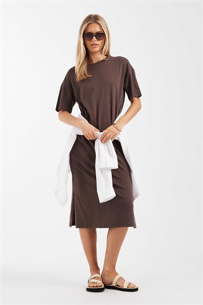 Оверсайз-платье-футболка шоколадного цвета артикул 153815104