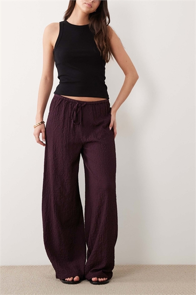 Штаны с широкими брючинами темно-фиолетового цвета артикул 153720151