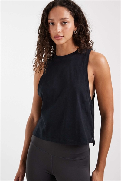 Короткий хлопковый жилет с заниженной линией проймы и быстрой сушкой, черного цвета артикул 153529327