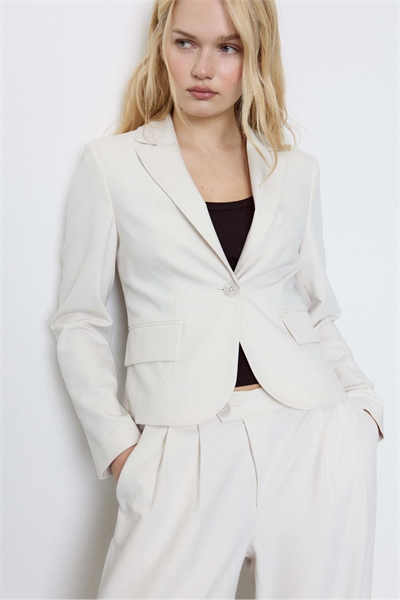 Укороченный блейзер цвета «лед» артикул 156290180