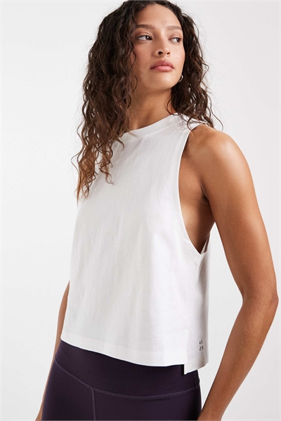 Короткий хлопковый жилет с вырезом под мышками и быстрой сушкой, белого цвета артикул 153529609