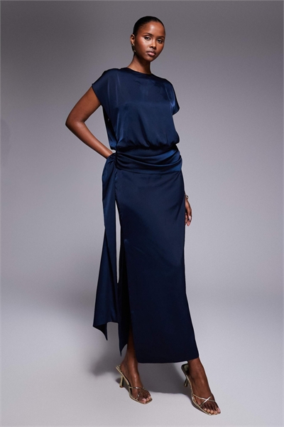 Макси-платье с атласными рукавами-крылышками и драпировкой на талии артикул 154264153