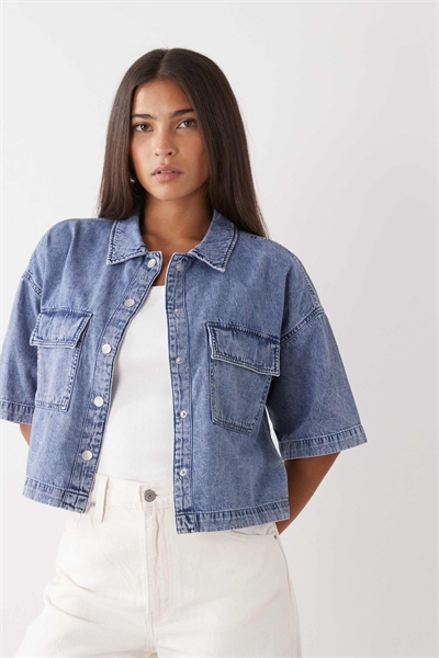 Джинсовая рубашка с короткими рукавами и прямого кроя, выцветшего синего цвета артикул 154133306