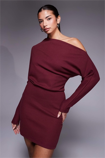 Сверхмягкое мини-платье с длинными рукавами и спущенными плечами артикул 153831967